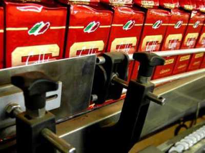 Il nuovo stabilimento di diecimila metri quadri trasform� completamente la produzione, la quale da manuale divenne interamente meccanizzata. E la Saicaf divenne un punto di riferimento della realt� industriale barese, le cui confezioni di caff� (tutte rigorosamente di color rosso) si diffusero ovunque (foto di horecanews.it)